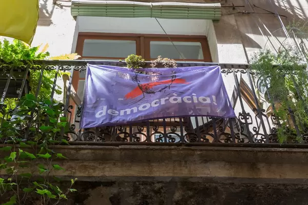 Demokratie-Flagge in Barcelona der Kampagne "Crida per la Democracia" prangert Artikel 155 der spanischen Verfassung, Katalonien-Konflikt, an