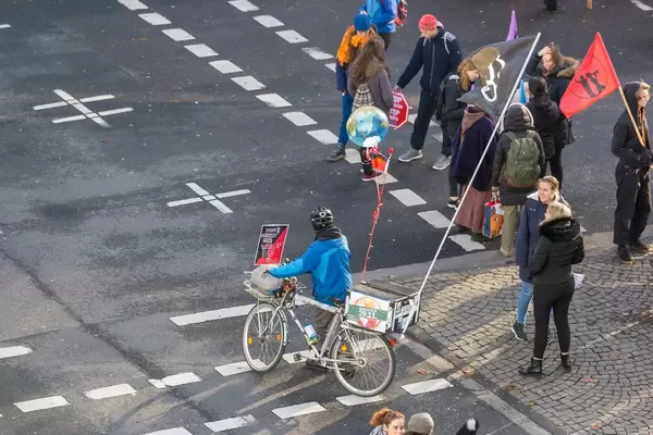 Demonstrant mit auffälligem Fahrrad mit Fahnen