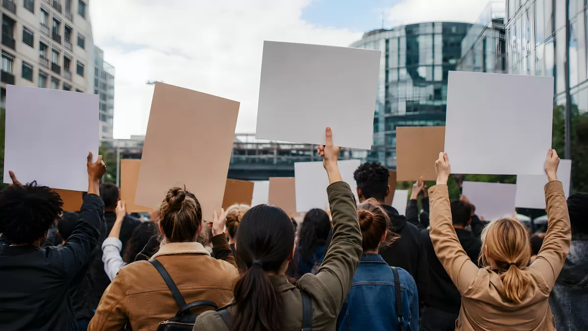 Demonstranten mit leeren Schildern in der Stadt