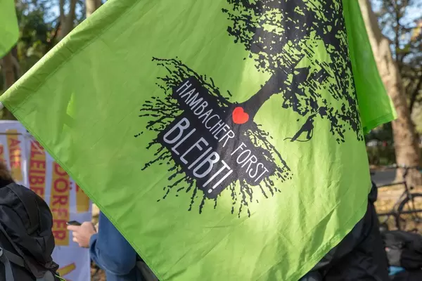 Demonstranten mit "Hambaches Forst Bleibt"-Fahne bei der Fridays for Future Klimademo gegen den Klimawandel