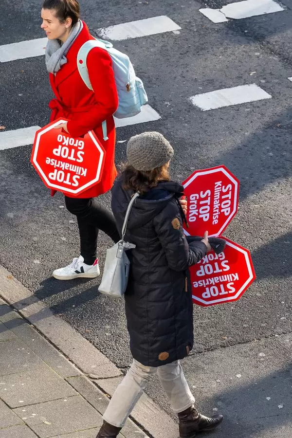 Demonstranten Zeigen Ihr Stoppschild gegen die Klimakrise und die große Koalition