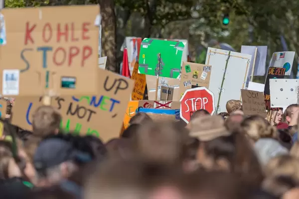 Demonstration für den Klimaschutz: Alles fürs Klima-Protestzug mit Demoschildern in Köln