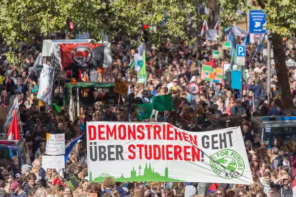 Demonstrieren geht über Studieren Banner der Students for Future Bewegung