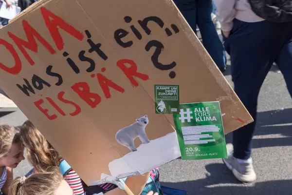 Demoplakat mit der Frage "Oma, was ist ein Eisbär?" hochgehalten von jungen Schülern