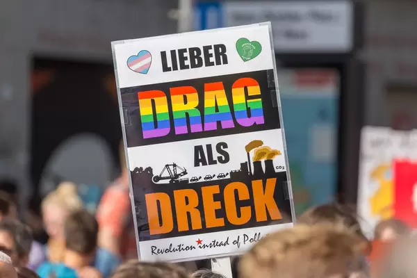 Demoschild mit "Lieber Drag als Dreck" Schriftzug auf Kölns Klimastreik
