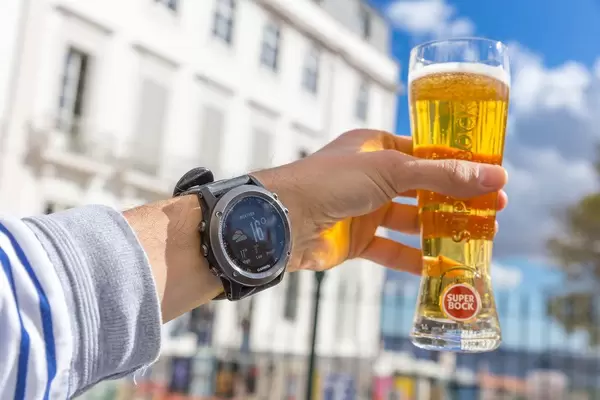 Den Sommer mit einem Bier genießen