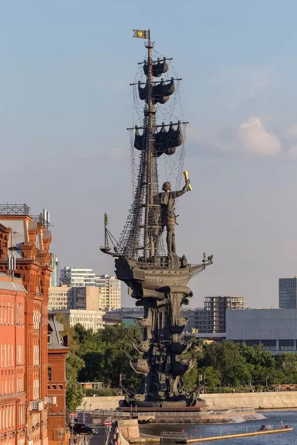 Denkmal für Peter I. an der Moskwa in Moskau