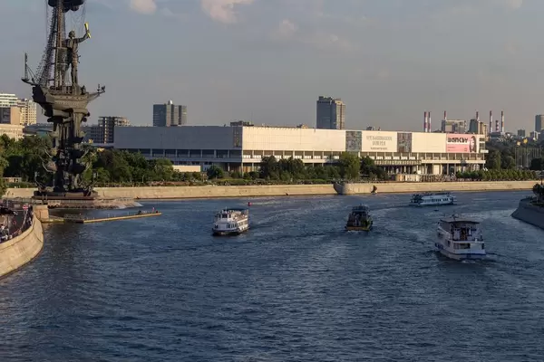 Denkmal für Peter I., Tretjakow-Galerie und Schiffe auf der Moskwa
