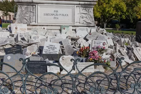 Denkmäler vor der Statue des Jose Thomas de Sousa Martins