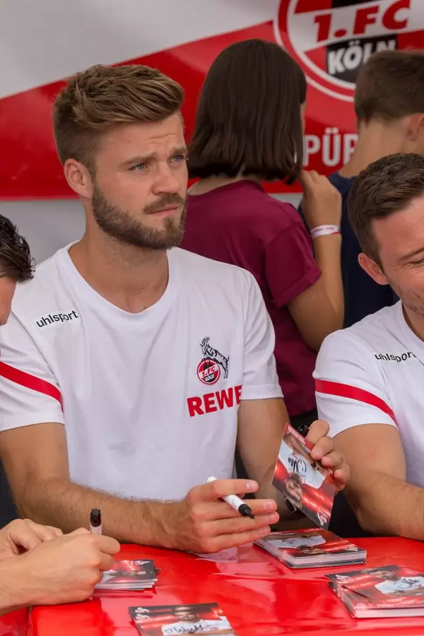 Dennis Mörschel signiert Autogrammkarten