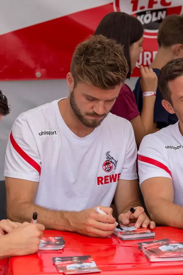 Dennis Mörschel während der Autogrammstunde