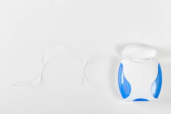Dental floss on a white background (Flip 2019)