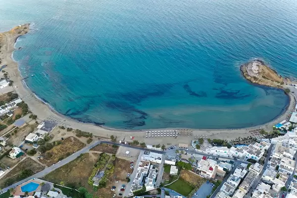 Der Agios Georgios Strand bei Chora, Naxos. Luftbild von der Küste mit türkisem Wasser