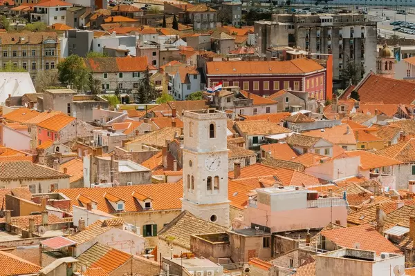 Der alte Uhrturm von Šibenik, Kroatien