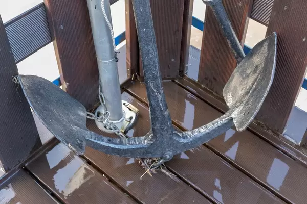 Der Anker eines mittelgroßen Bootes