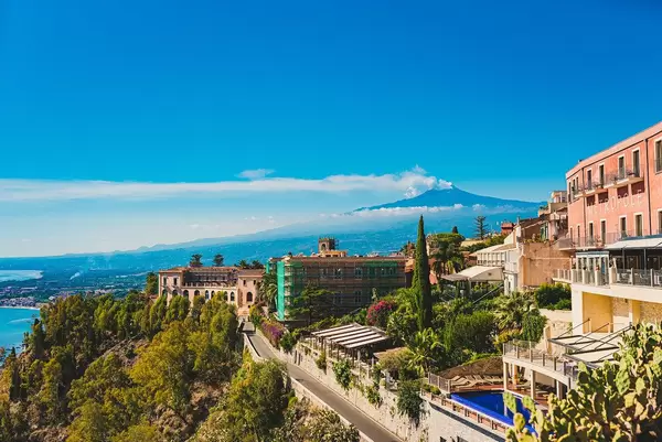 Der Ätna mit dem Mittelmeer von der schönen Sizilianischen Stadt Taormina