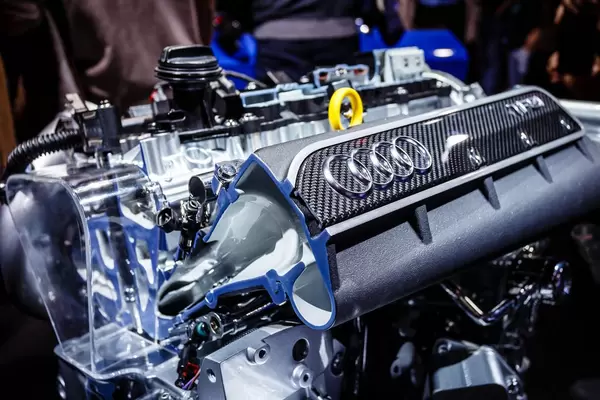Der Audi Motor des Modells Sport Performance Parts