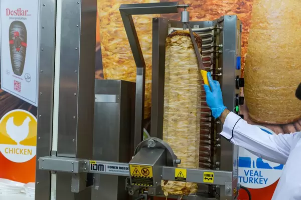 Der automatische Dönerschneider in Aktion - Döner Robot