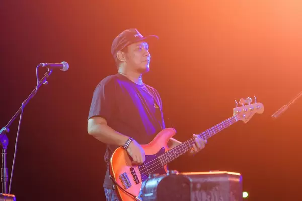 Der Bassist einer lokalen Band auf dem Daydream Festival 2018 in Bacolod