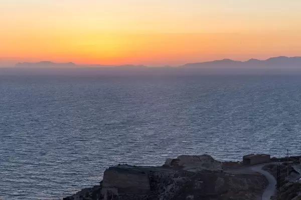 Der berühmte Sonnenuntergang in der Ägäis bei Santorin, Griechenland