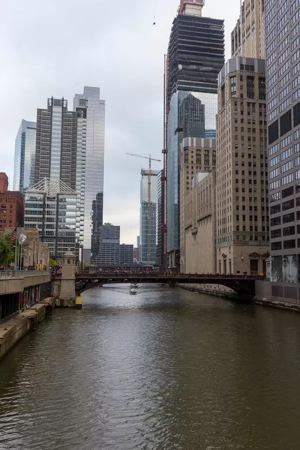 Der Chicago River fließt durch The Loop, den zweitgrößten Geschäftsbezirk in den USA