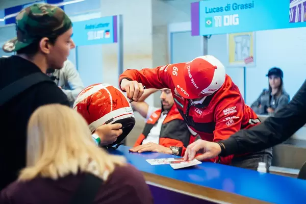 Der deutsche Automobilrennfahrer Daniel Abt signiert für einen Fan zu Ehren von Niki Lauda den Tribute-Helm