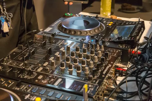 Der Digitalmixer eines Pioneers CDJ-Pults