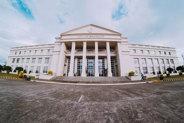 Der Eingang des Regierungsgebäudes in Bacolod City