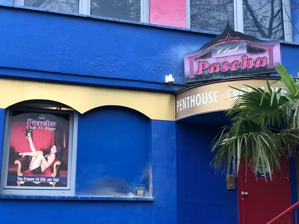Der Eingang vom Pascha Nightclub in Neuehrenfeld, Köln: eins von den größten Laufhäusern Europas