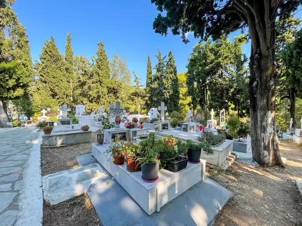 Der Friedhof von Skiathos: ein Freilichtmuseum mit Denkmälern der neoklassischen Periode