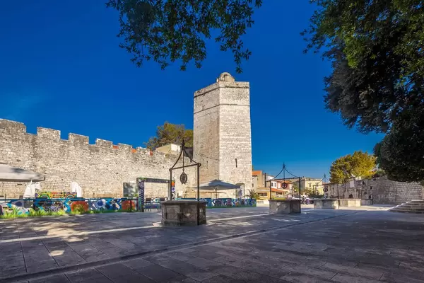 Der Fünf-Brunnen-Platz und der Kapitänsturm in der Stadt Zadar in Kroatien