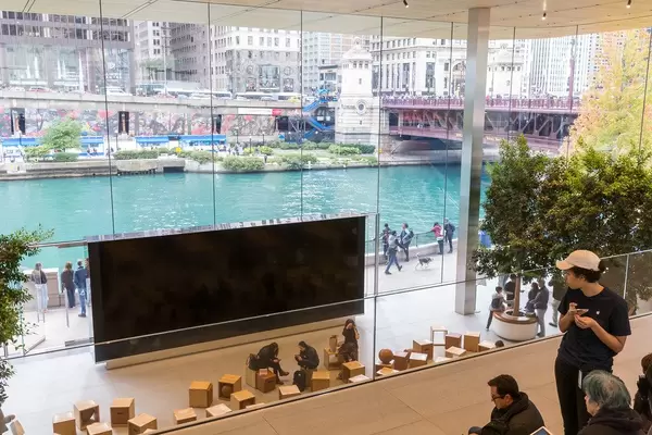 Der große Apple Michigan Avenue Laden mit Blick auf der Uferpromenade entlang des Chicago River
