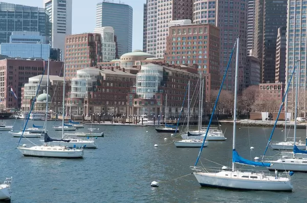 Der Hafen Boston mit Segelbooten in Boston, USA