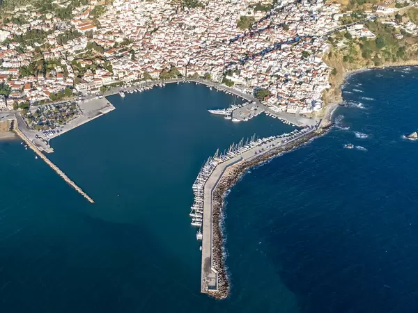 Der Hauptort der Insel Skopelos mit seinem Hafen und der historischen Altstadt. Drohnenaufnahme