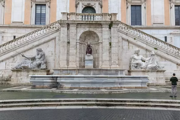 Der imposante Brunnen mit Statuen am Eingang der Kapitolinischen Museen