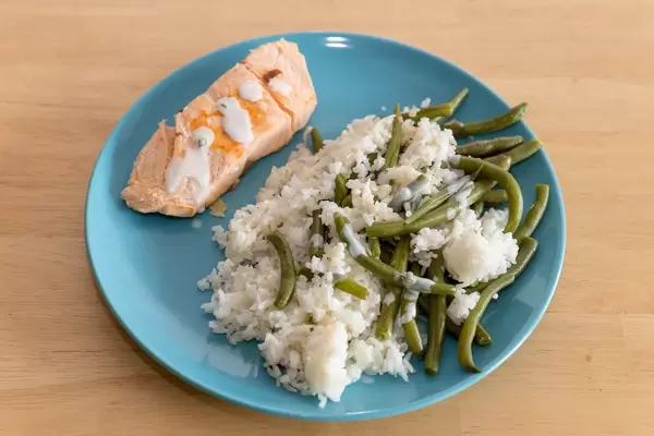 Der Inhalt der Prep My Meal Abnehm-Box - Lachs mit Reis und grünen Bohnen auf einem Teller