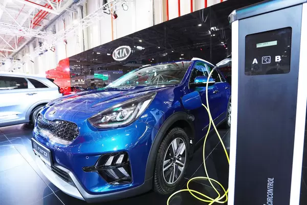 Der Kia Niro mit Plug-in-Hybrid-Technologie wird geladen