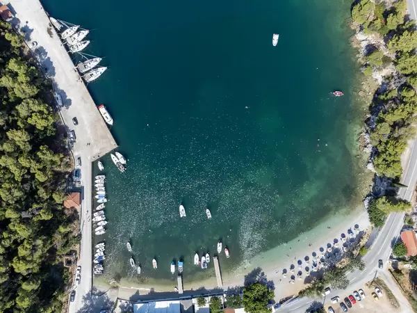 Der kleine Strand und der ebenfalls kleine Hafen Agnontas auf Skopelos. Luftaufnahme