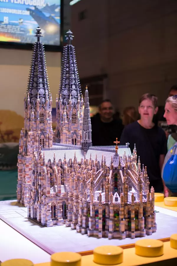 Der Kölner Dom aus Legosteinen