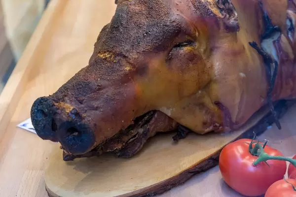 Der Kopf eines Spanferkels