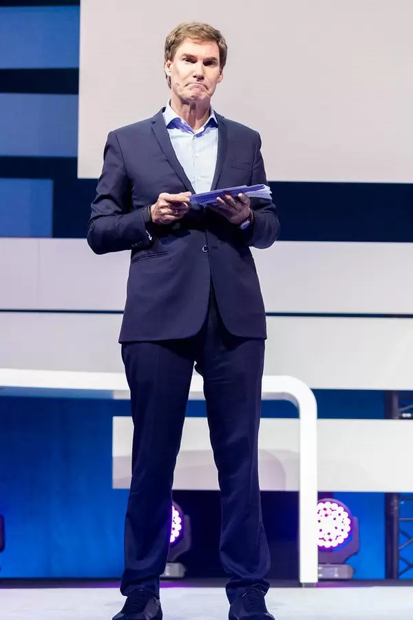 Der Löwe Carsten Maschmeyer hält eine Rede auf der Digital X