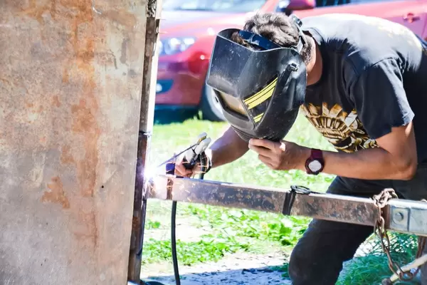 Der Mensch schweißt