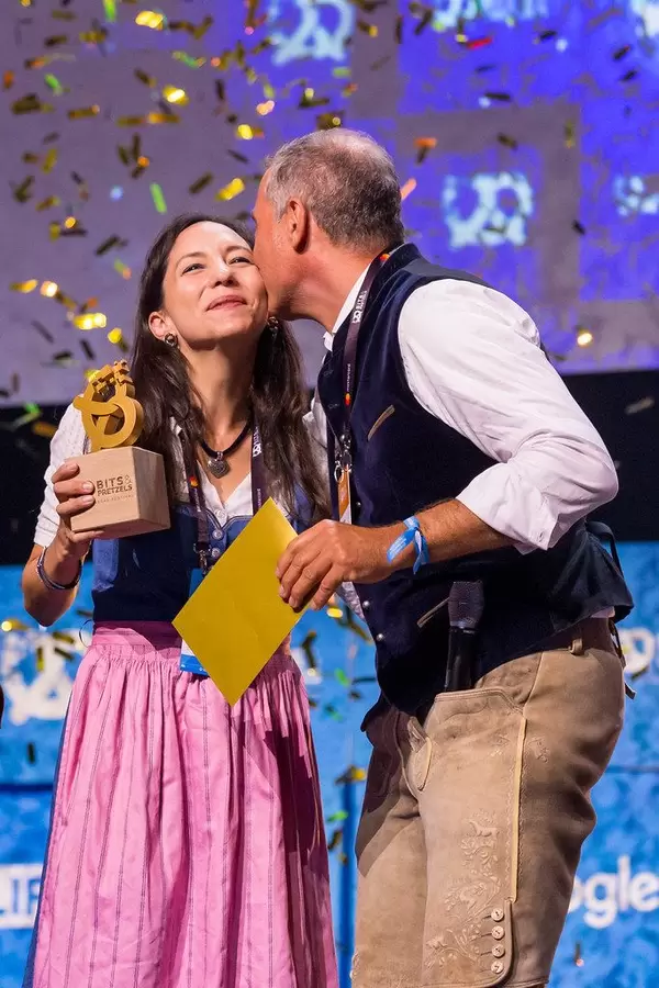 Der Munich Startup Award 2019 geht an Hawa Dawa. CFO Yvonne Rusche bekommt den Preis von Andreas Etten auf der Bühne