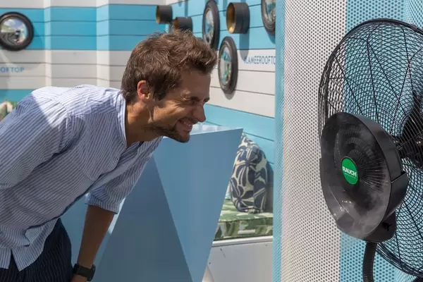 Der Nebelventilator kühlt und erfrischt