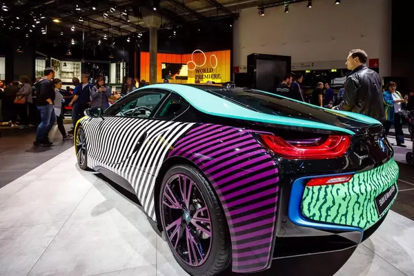 Der neue BMW i8 im Memphis Style von Lapo Elkann  bei der IAA 2017