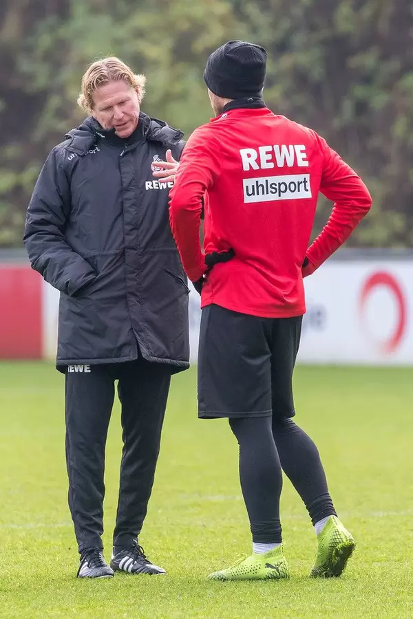 Der neue Cheftrainer Markus Gisdol greift sich die Spieler im Training zum individuellen Gespräch
