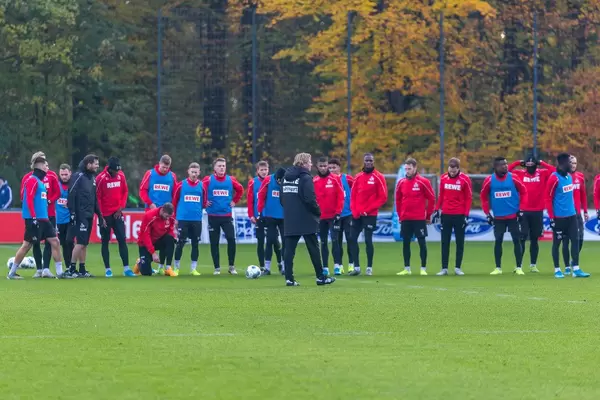 Der neue Coach versammelt die ganze Mannschaft zum Trainingsbeginn und die Mission Klassenerhalt