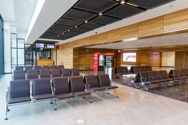 Der neue Flughafen BER in Berlin ohne Passagiere: Wartebereich mit Sitzmöglichkeiten am Gate B09