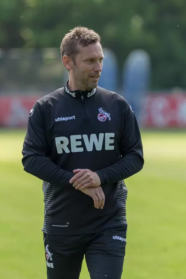 Der neue Mannschaftscoach des 1. FC Köln Andre Pawlak verlässt zufrieden das erste gemeinsame Training