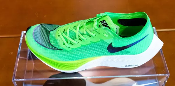 Der Nike ZoomX Vaporfly NEXT% Laufschuh in Electric Green: hohe Geschwindigkeit und leichtes Design